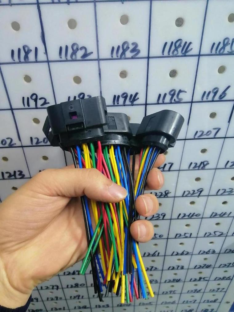 汽车大灯插头为什么有的是三插,有的是两插,三插三根线什么意思?谢谢...