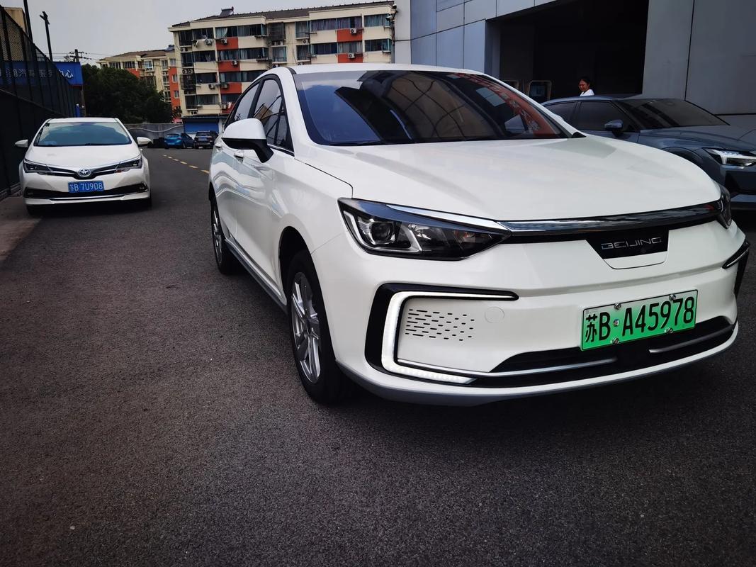 北汽新能源EU〖伍〗、EU400、EU快换版如何开启前机舱盖?