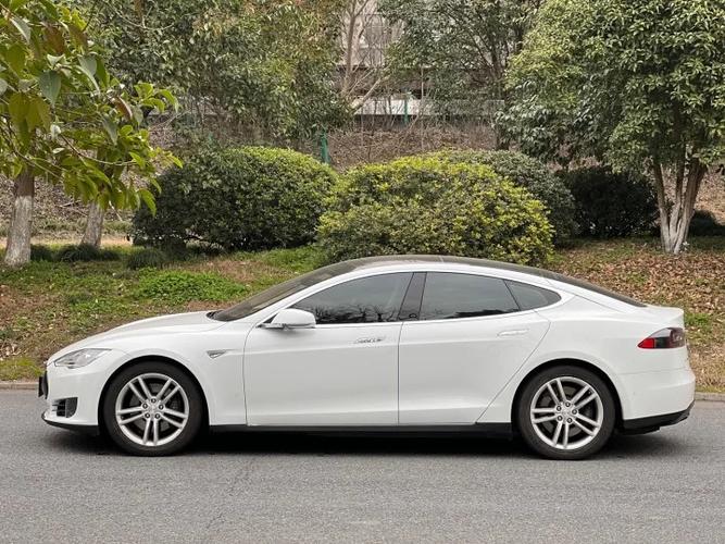 第一辆特斯拉产于哪一年