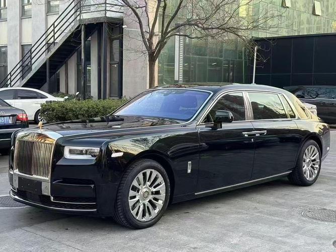 除了游艇和私人飞机,其实你也可以选取劳斯莱斯全新古思特
