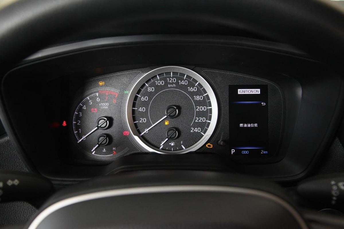 丰田卡罗拉燃油车自动挡1点二t的精英版轿车仪表盘转速表左外部有小...