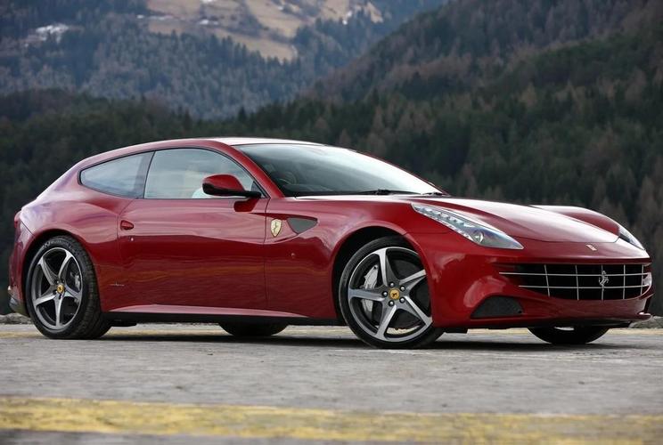 法拉利跑车有个双尾气门在中间的车型是什么车