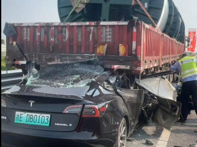 重庆一特斯拉失控撞人致2死4伤,司机需要承担哪些责任?