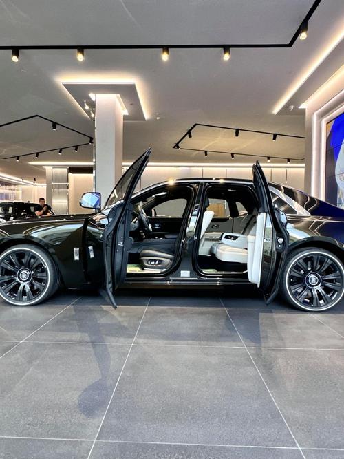 劳斯莱斯车费用多少钱一辆,最便宜400多万(最贵幻影1.7亿元)