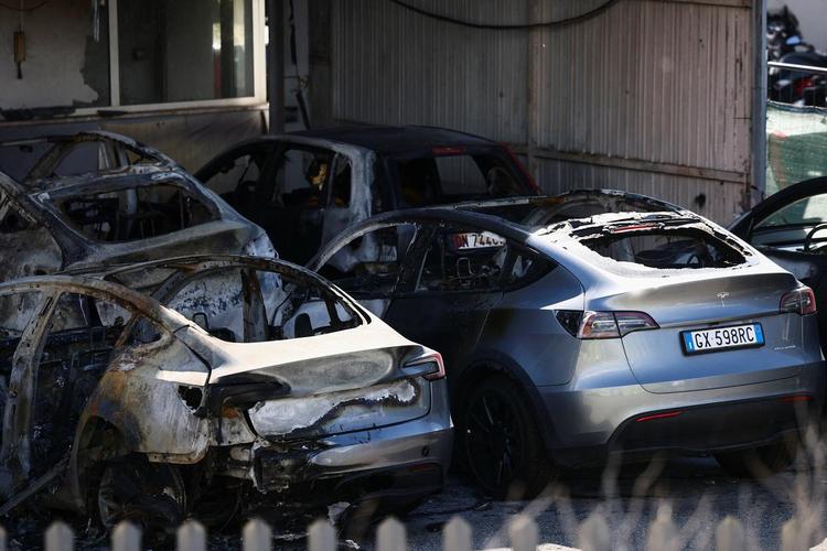 特斯拉自燃？特斯拉自燃的车是三元里电池还是四元？