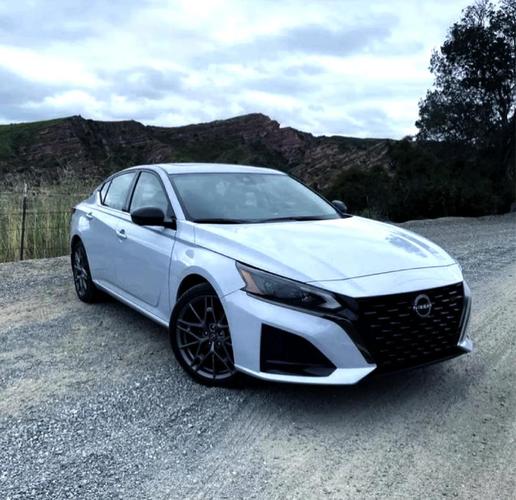 都是日系,天籁对比雅阁,哪款更适合家用?