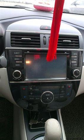 尼桑骐达在哪插u盘