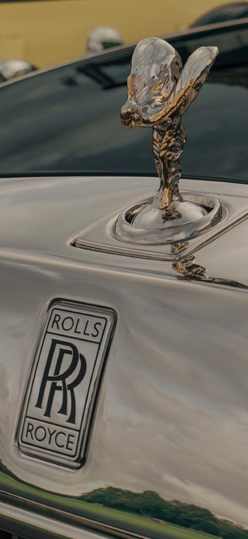 劳斯莱斯幻影车标，劳斯莱斯幻影车标是黄金的吗？