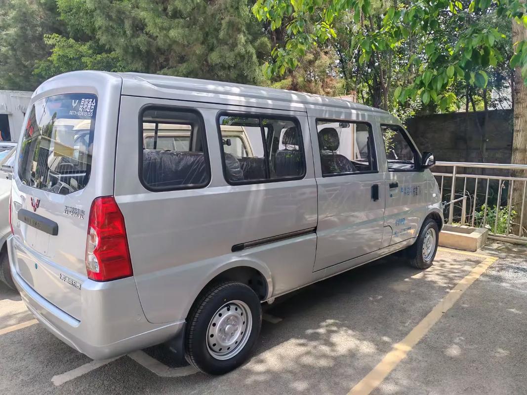 五菱荣光新卡后双轮2.0排量的耗油量是多少